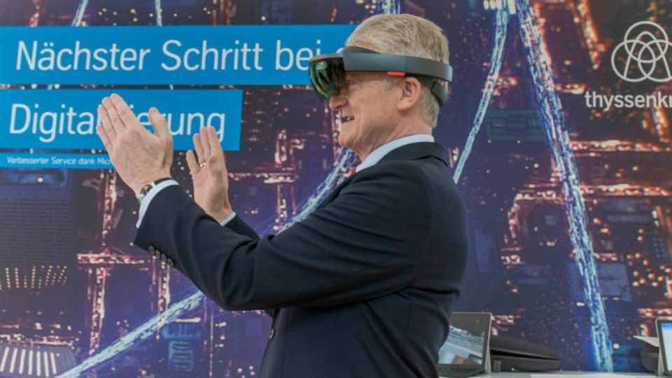 Die Zukunft ist digital: Thyssenkrupp-Chef Heinrich Hiesinger mit einer Datenbrille