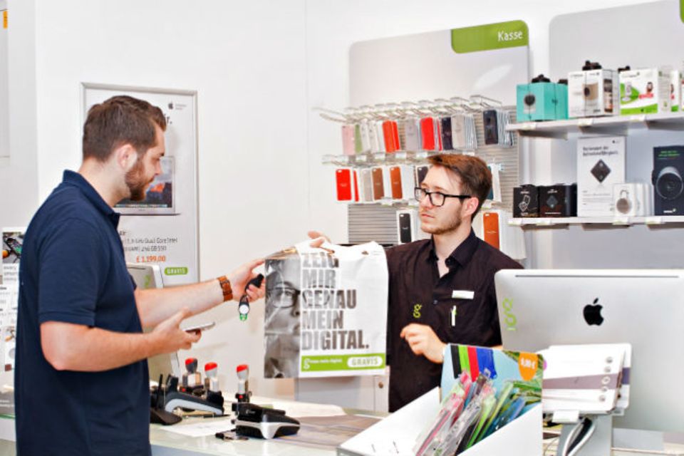 Nach der Bestellung meldet der Händler einer Filiale die anstehende Abholung und bucht einen Kurier