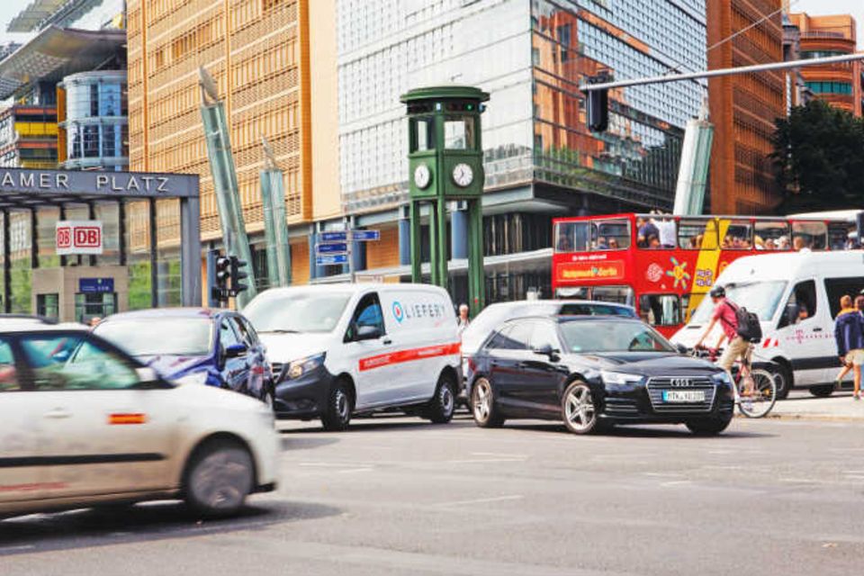 Die Liefery-App leitet den Boten auf der vorberechneten Route, hier im haus­eigenen Mercedes-Van