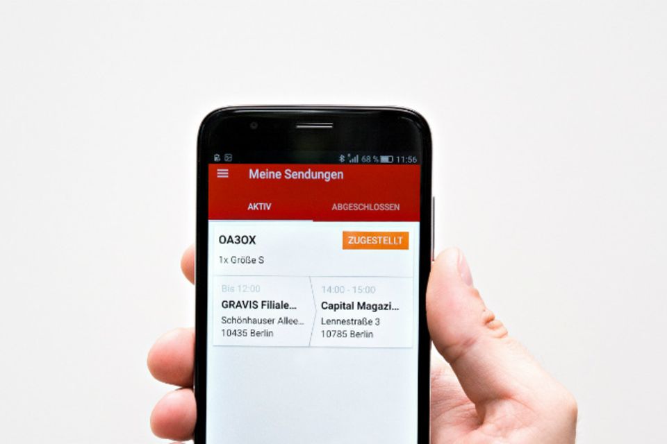 Der Bote meldet über die App auf seinem Smartphone: Paket im Format S zugestellt
