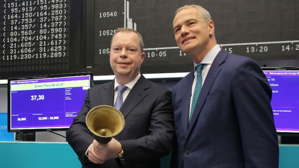 RWE-Chef läutet die Glocke für die Erstnotiz der Innogy-Aktie. Börsenchef Kangeter freut sich mit ihm - Foto: Getty Images