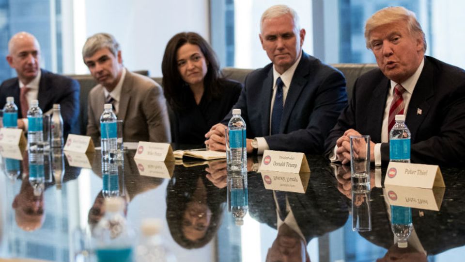 Im Wahlkampf waren sie noch erbitterte Gegner, jetzt umgarnt Donald Trump die Größen aus dem Silicon Valley - Foto: Getty Images