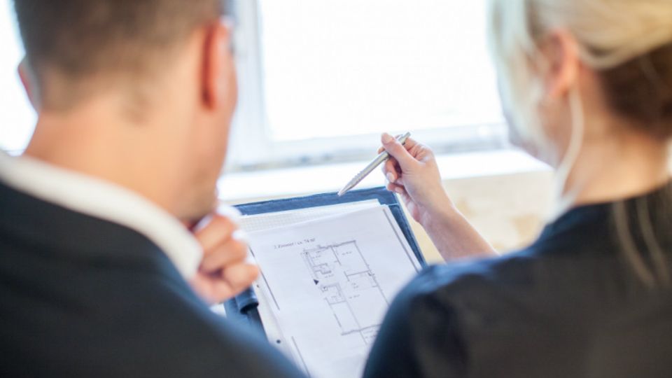 So sieht sie aus: Eine Maklerin zeigt einem Interessenten eine Wohnung