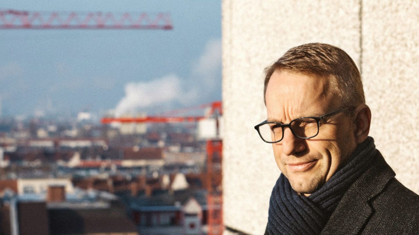 Sebastian Muschter war 14 Jahre Berater bei McKinsey, zuletzt als Co-Leiter Public Sector. Im August 2015 begann er pro bono für den Berliner Senat im Lageso zu arbeiten. Im Januar 2016 wurde er für ein Jahr dessen Präsident