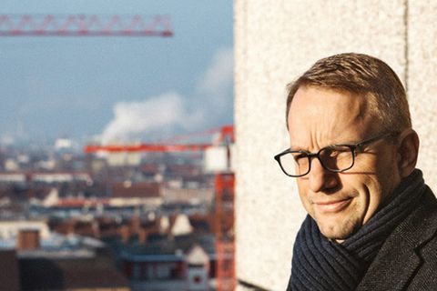 Sebastian Muschter war 14 Jahre Berater bei McKinsey, zuletzt als Co-Leiter Public Sector. Im August 2015 begann er pro bono für den Berliner Senat im Lageso zu arbeiten. Im Januar 2016 wurde er für ein Jahr dessen Präsident