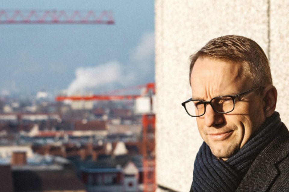 Sebastian Muschter war 14 Jahre Berater bei McKinsey, zuletzt als Co-Leiter Public Sector. Im August 2015 begann er pro bono für den Berliner Senat im Lageso zu arbeiten. Im Januar 2016 wurde er für ein Jahr dessen Präsident