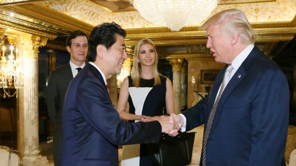 Kushner steht im Hintergrund als Japans Premier Shinzo Abe und Donald Trump die Hände schütteln