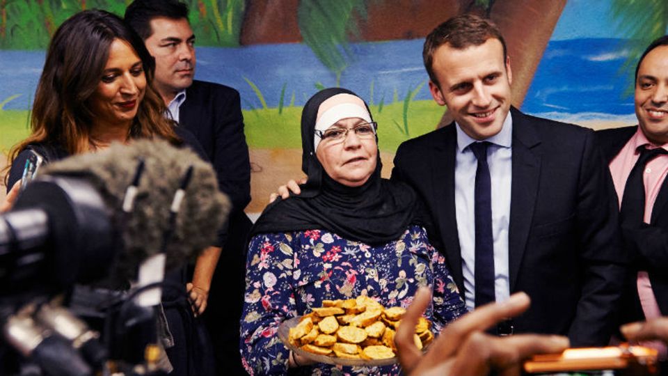 Macron besucht ein Einwandererviertel in Montpellier und wird mit marokkanischem Gebäck bewirtet