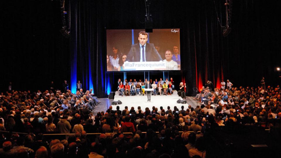 Eine blau-weiß-rot angestrahlte Halle – und zum Schluss die Hymne. Beim Meeting seiner Bewegung in Montpellier zeigt sich Macron staatsmännisch