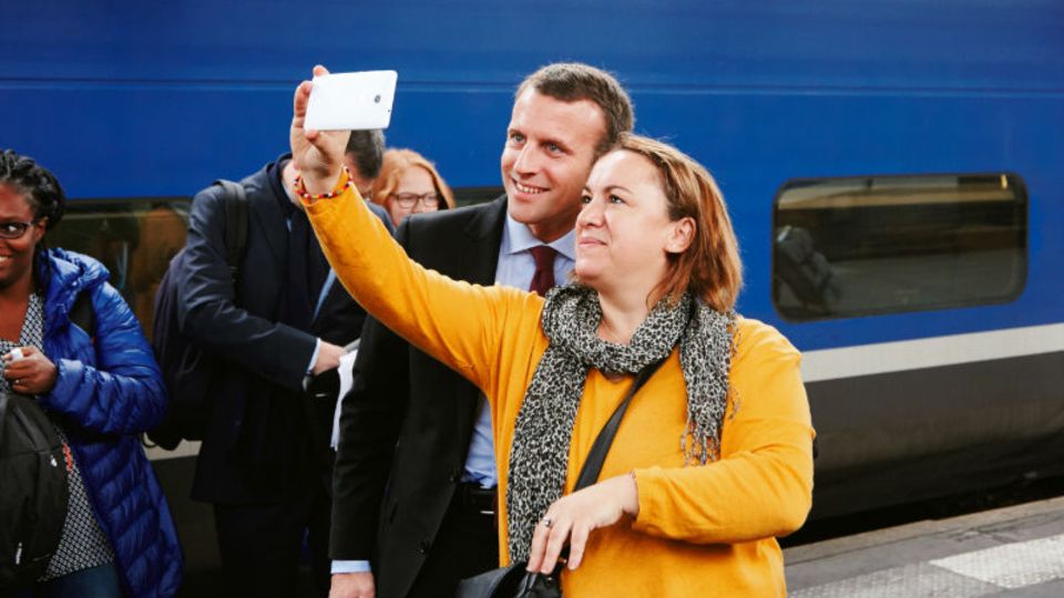 Beim Ausstieg aus dem TGV in Paris macht eine Anhängerin ein Selfie mit Macron