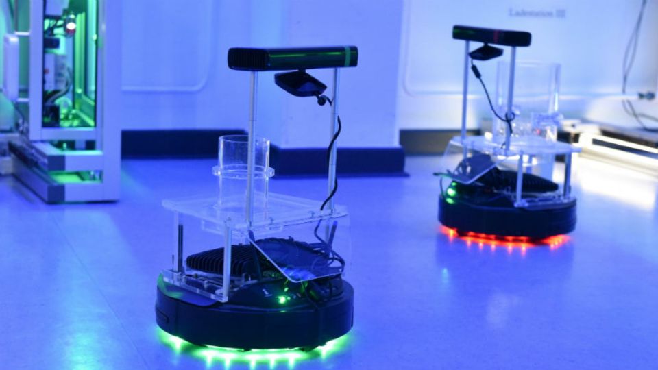 Roboter fahren in einer vollautomatisierten Modellfabrik an der Universität Kassel durch den Raum