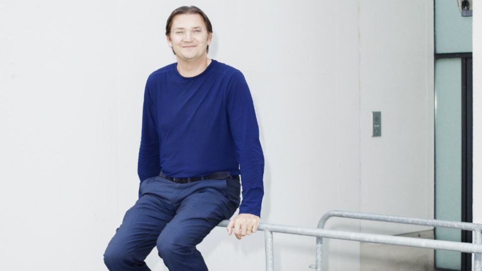 Johann Jungwirth vor dem Potsdamer Future Center von VW. Im Gebäude probt der Konzern für die Welt von morgen