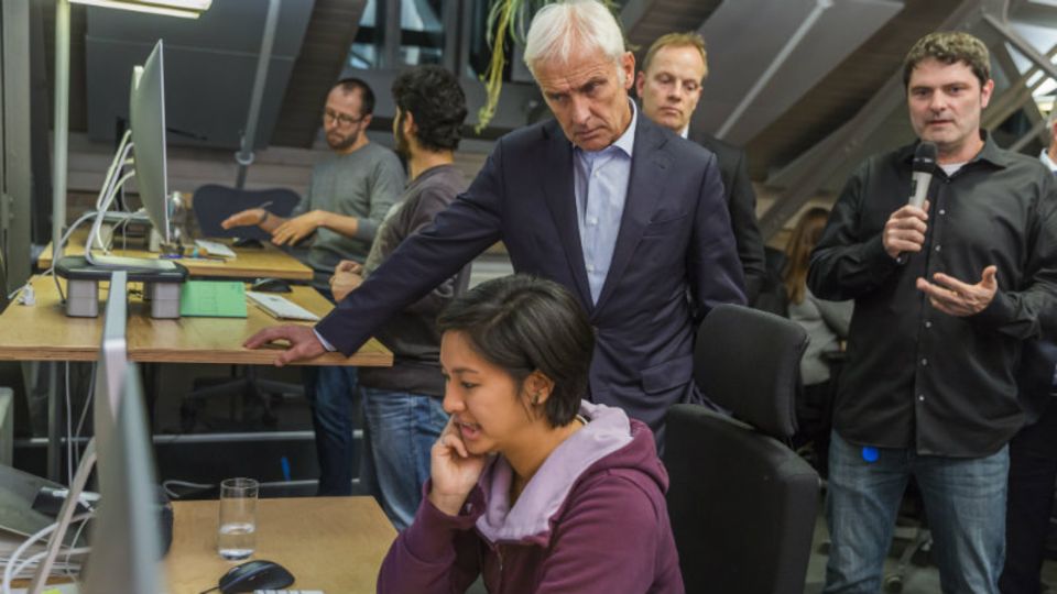 Neuland: VW-Chef Müller beim Besuch des Digital Labs in Berlin