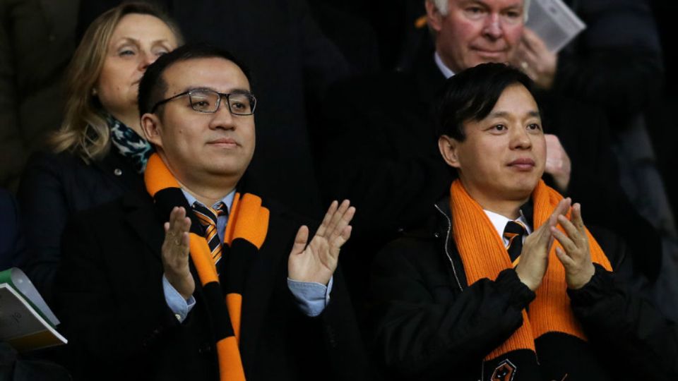 Fosun-Eigentümer Guo Guangchang (l.) auf der Tribüne des Fosun-Clubs Wolverhampton