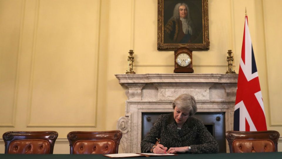Theresa May unterzeichnet den Brief an die EU, mit dem sie den Austritt ihres Landes in die Wege leitet