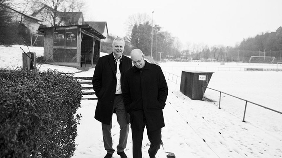Die Dassler-Enkel Klaus (l.) und Horst Bente auf dem Sportplatz des ASV Herzogenaurach