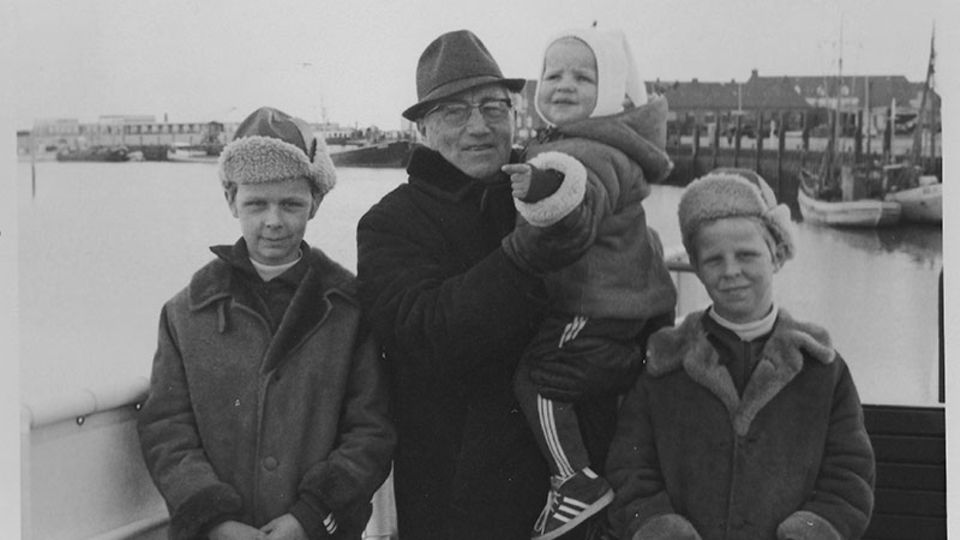 Adi Dassler mit seinen Enkeln Klaus, Stefan und Horst Bente (v.l.)