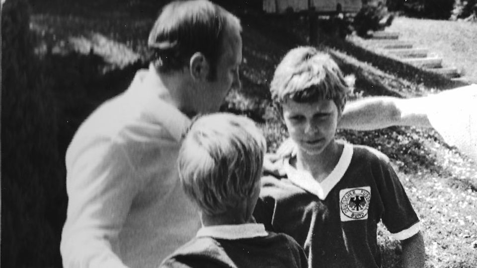 Uwe Seeler mit den beiden Dassler-Enkeln: Der HSV-Star war ein Freund der Familie