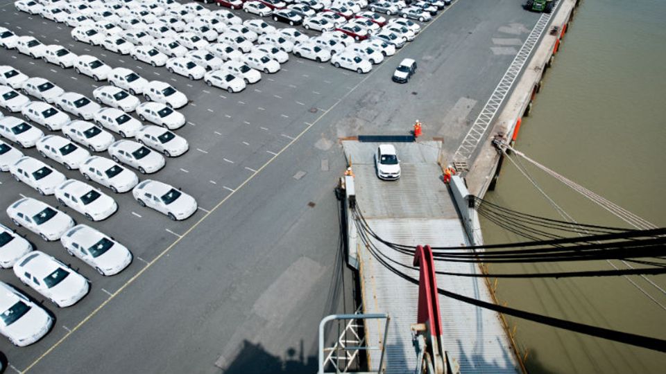 Im Emden werden Autos für den Export verladen