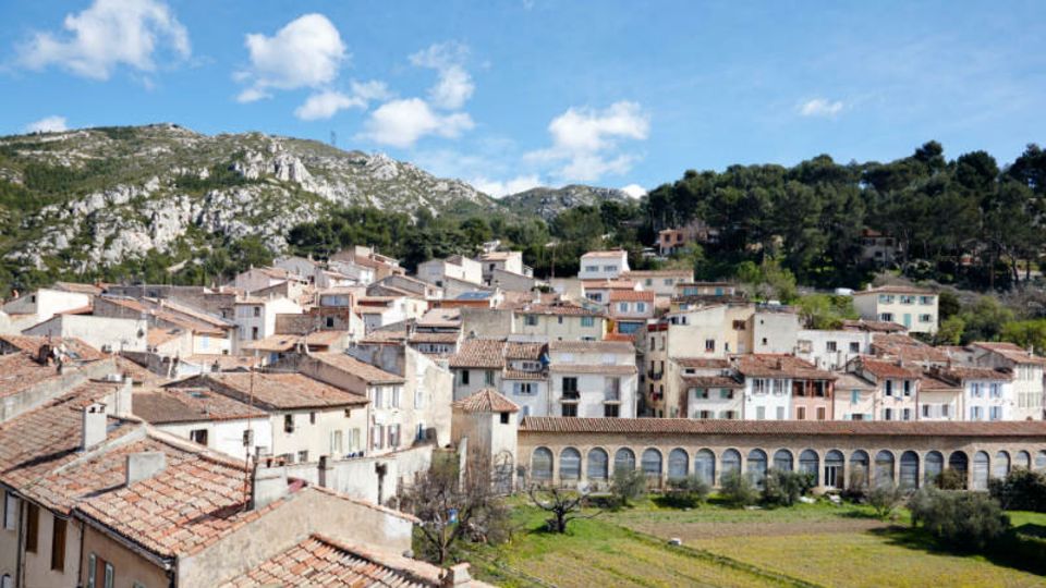 Nur rund 6000 Einwohner hat die kleine Gemeinde Gémenos östlich von Marseille. Trotzdem war in den letzten Jahren das Fernsehen häufig da