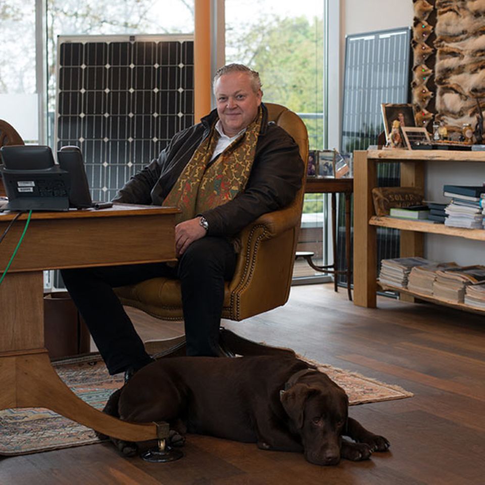Frank Asbeck in seinem Büro in der Konzernzentrale – zusammen mit Hund Duke (Foto: Albrecht Fuchs)