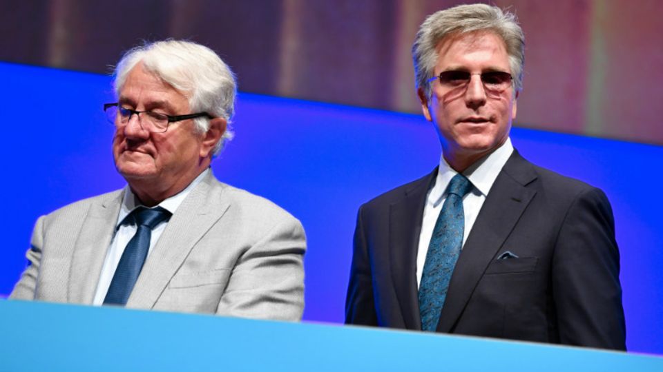 Hasso Plattner (l.) musste sich wegen der Bezüge von Konzernchef McDermott scharfe Kritik anhören