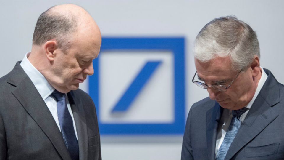 Deutsche Bank-Chef Cryan und Aufsichtsratschef Achleitner blicken zu Boden: Eigentlich sollte der Blick nach vorne gehen - Foto: dpa
