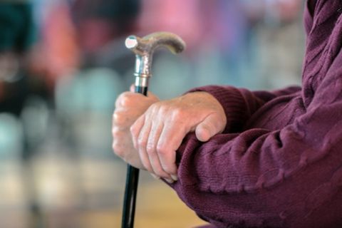 Mann mit Gehstock: Das Pflegerisiko steigt erst ab 75 bis 80 Jahren deutlich an