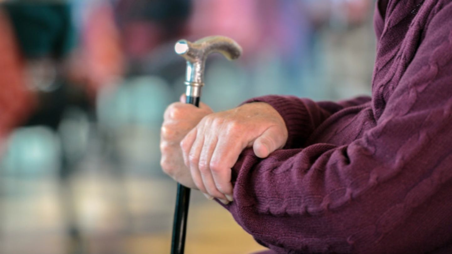 Mann mit Gehstock: Das Pflegerisiko steigt erst ab 75 bis 80 Jahren deutlich an