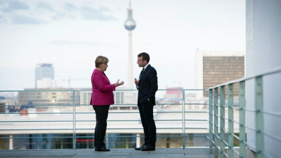 Emmanuel Macron bei seinem Antrittsbesuch mit Bundeskanzlerin Angela Merkel in Berlin