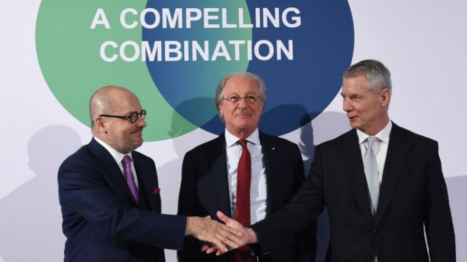 Am Ziel: Linde-Chefkontrolleur Reitzle (M.) feiert den Deal mit Vorstandschef Belloni (l.) und Praxair-CEO Angel - Foto: Getty Images