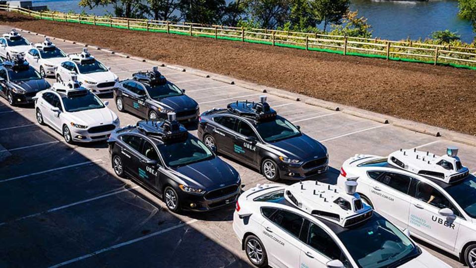 Prototypen fahrerloser Autos von Uber. Der Taxidienst will bei der Revolution der Mobilität ganz vorn dabei sein - Foto: Getty Images