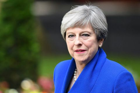Theresa May auf dem Weg zur Queen: Sie will trotz der Niederlage eine neue Regierung bilden
