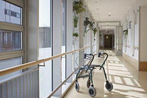 Ein Rollator steht auf einem Gang in einem Kölner Pflegeheim
