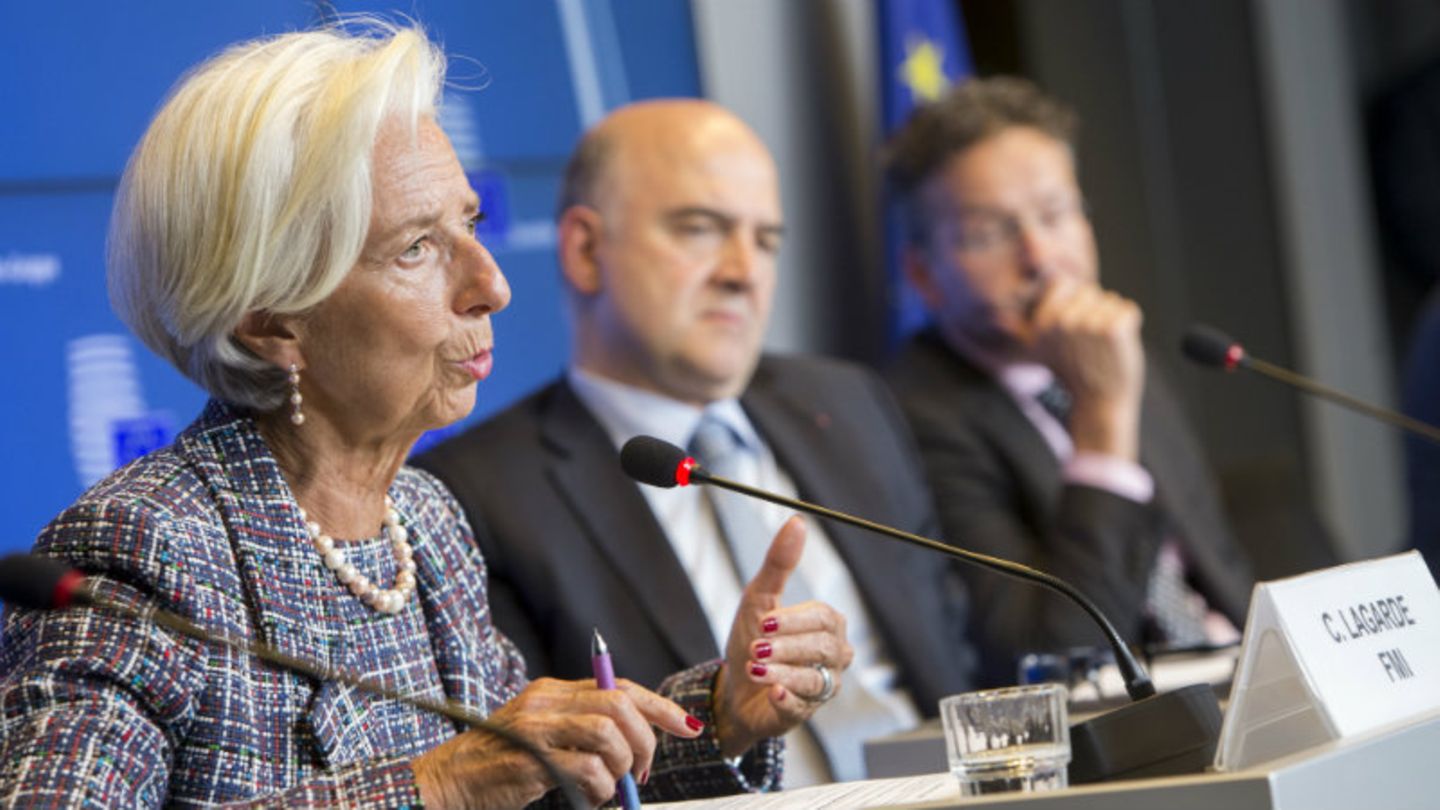 IWF-Chefin Lagarde erläutert die Haltung ihrer Organisation, EU-Kommissar Moscovici und Eurogruppenchef Djisselbloem schauen skeptisch - Foto: European Union