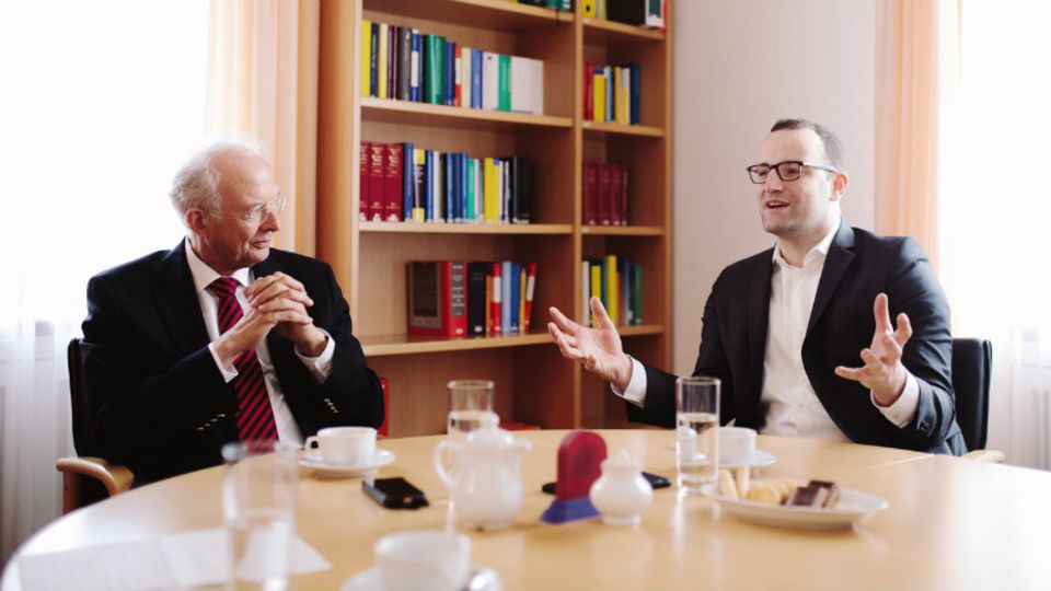 Kirchhof und Spahn beim Gespräch im Büro des Professors. Wenn jemand zu ihm nach Heidelberg komme, sagt Kirchhof, wisse er, dass man wirklich etwas von ihm wolle