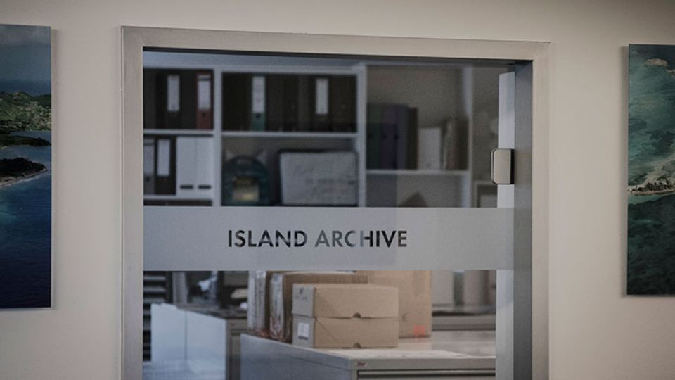 In seinem Archiv hat Vladi zu jeder Insel eine Akte