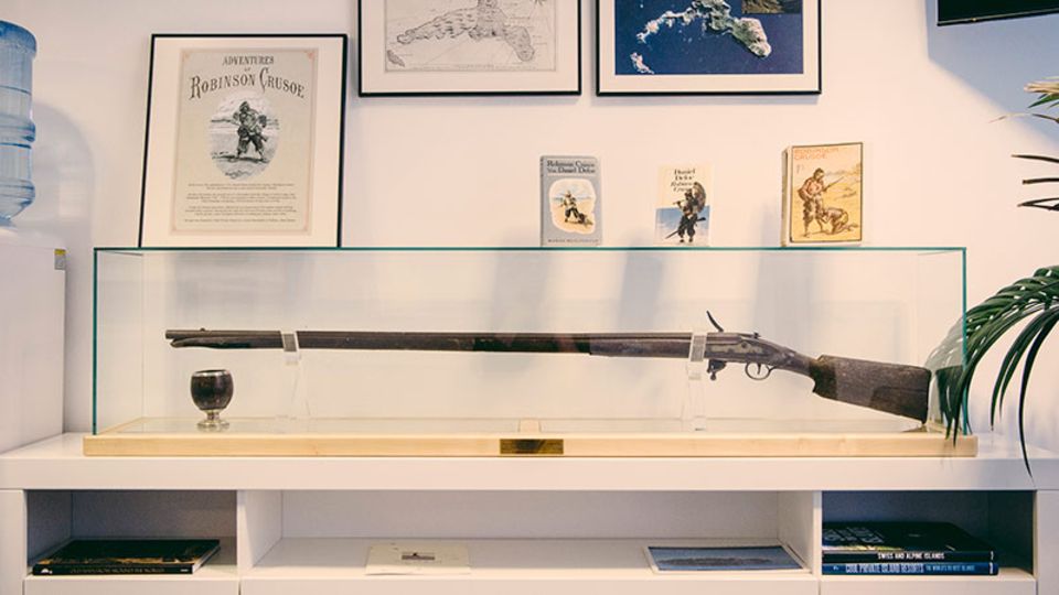Die Flinte des echten "Robinson Crusoe" in Vladis Büro