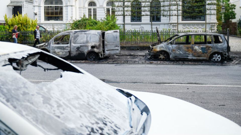 Der noble Vorort Blankenese wurde nicht verschont: Auch hier brannten Autos aus.