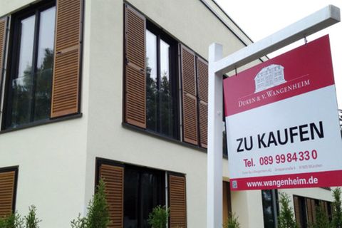 Ein Immobilienmakler bietet Neubauwohnungen in München zum Kauf an