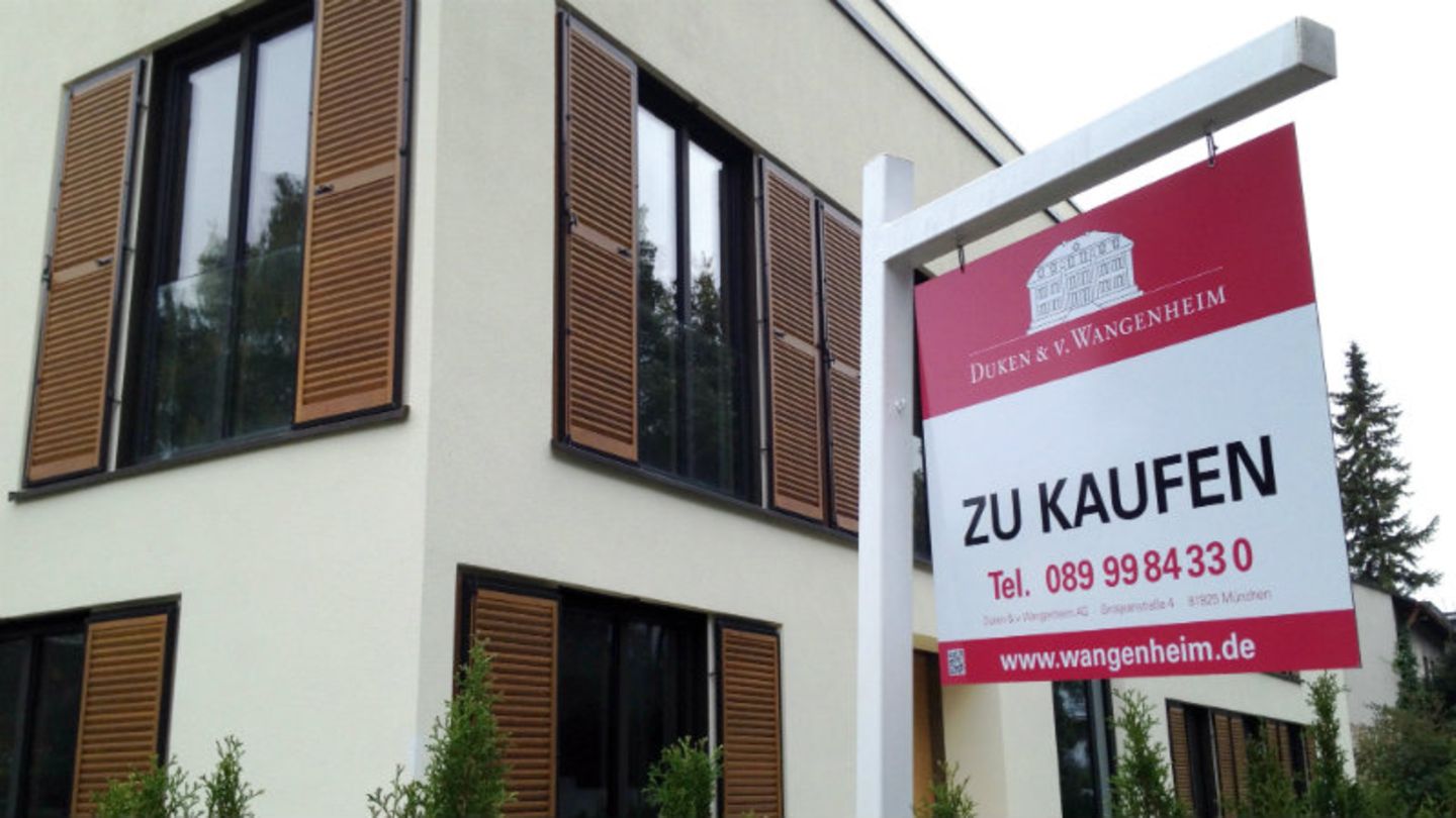 Ein Immobilienmakler bietet Neubauwohnungen in München zum Kauf an