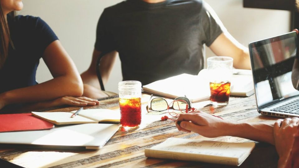 Figure Alleine geht es nicht, denn gute Teamarbeit ist ein Wettbewerbsvorteil Alleine geht es nicht, denn gute Teamarbeit ist ein Wettbewerbsvorteil