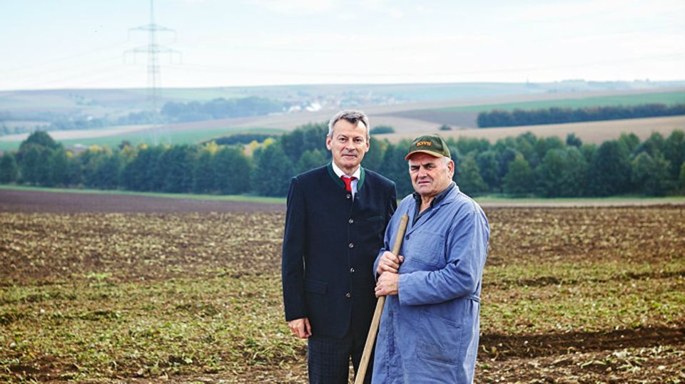 Verbandschef Fred Zeller (l.) mit dem Chef einer Rübenverladeeinheit auf den Äckern im Kraichgau.