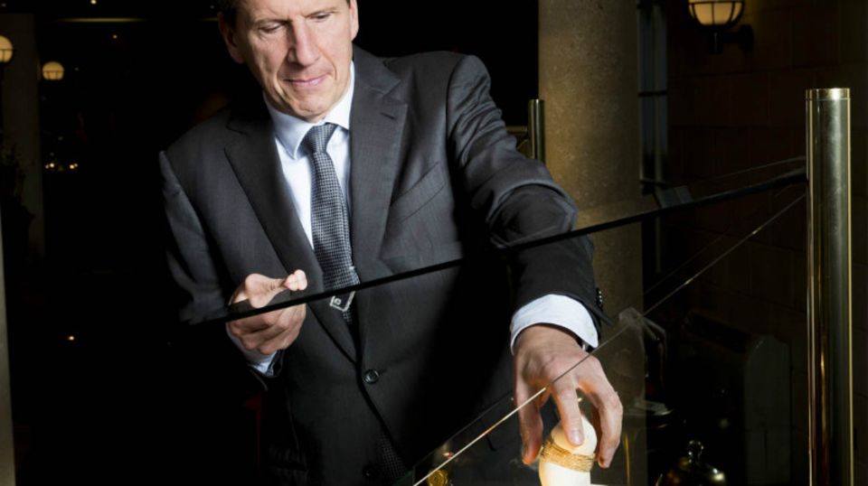 Christoph Wellendorff, Chef der gleichnamigen Schmuckmanufaktur, prüft ein Ausstellungsstück – von dem auch Melinda Gates ein Exemplar besitzt