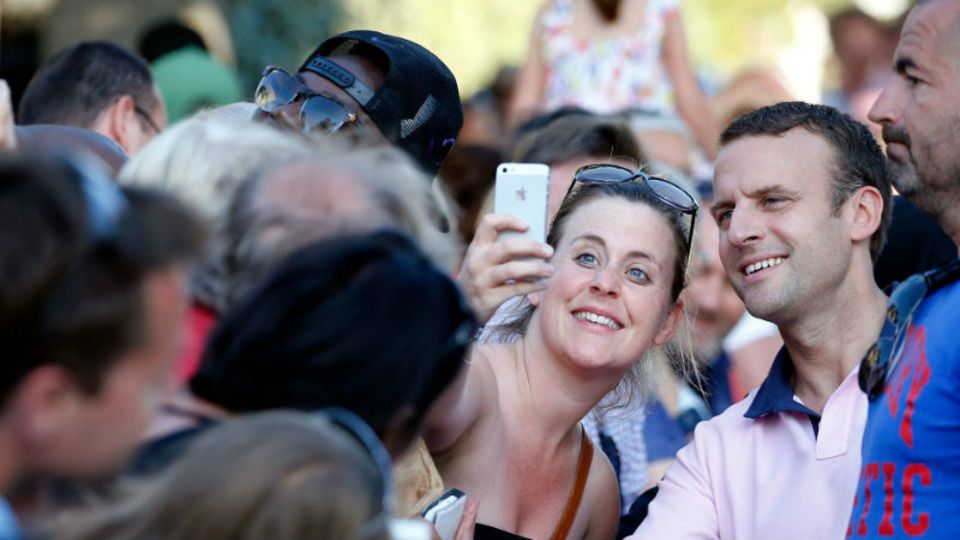 Emmanuel Macron mit einer jungen Anhängerin