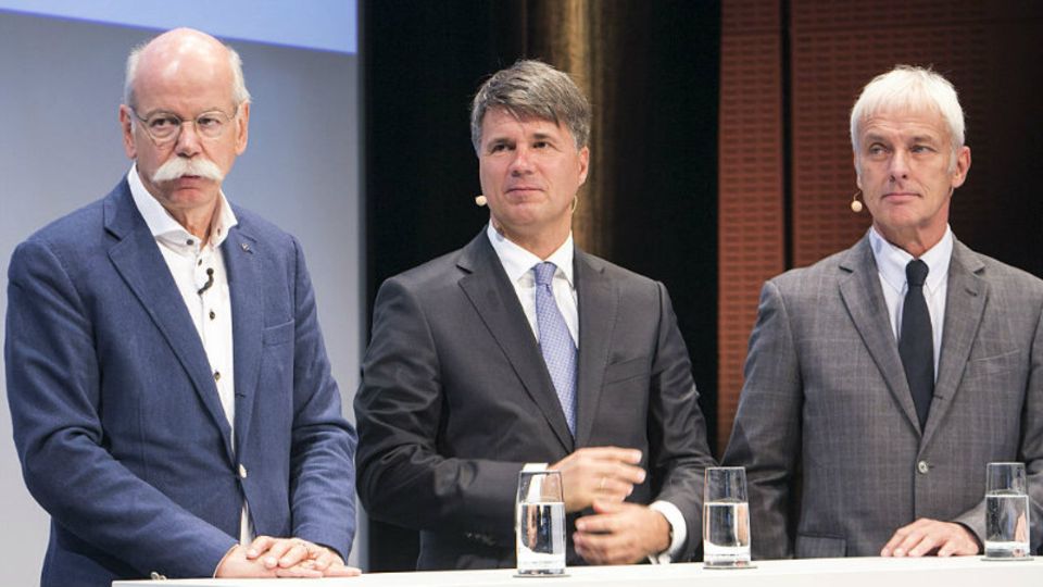 Schwerer Stand: Dieter Zetsche (Daimler), Harald Krüger (BMW) und Matthias Müller (VW) sind in der Defensive