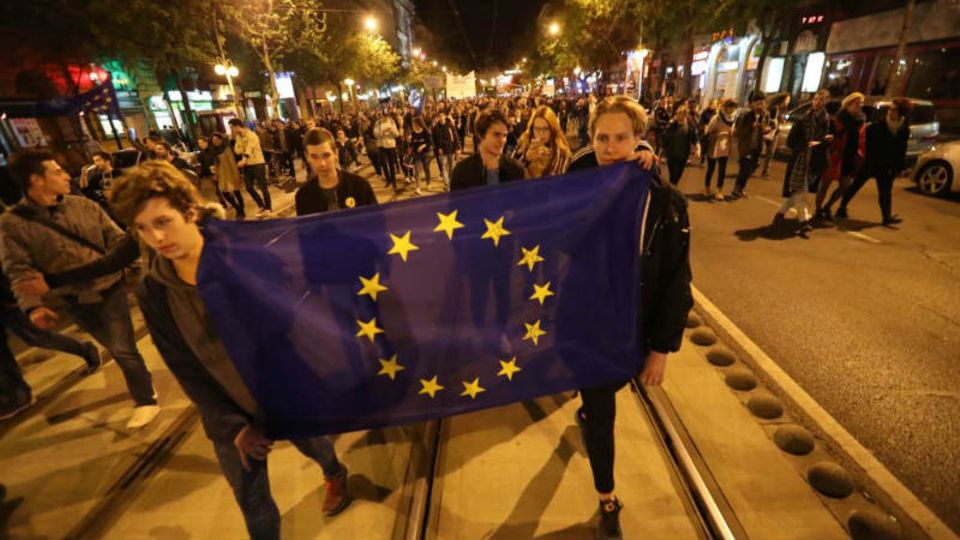 Pro-europäische Demonstranten marschieren durch Budapest