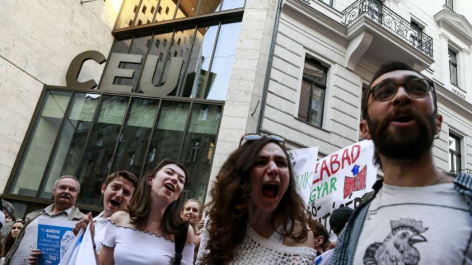 Protest gegen das Hochschulgesetz vor dem Gebäude der CEU