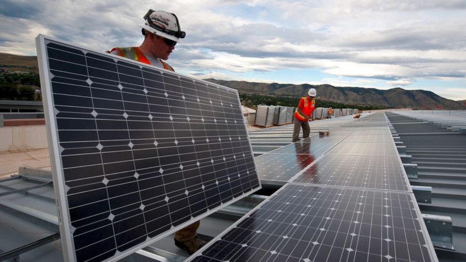 Arbeiter beim Bau einer Solaranlage: Die Photovoltaik steht vor einem großen Ausbauboom