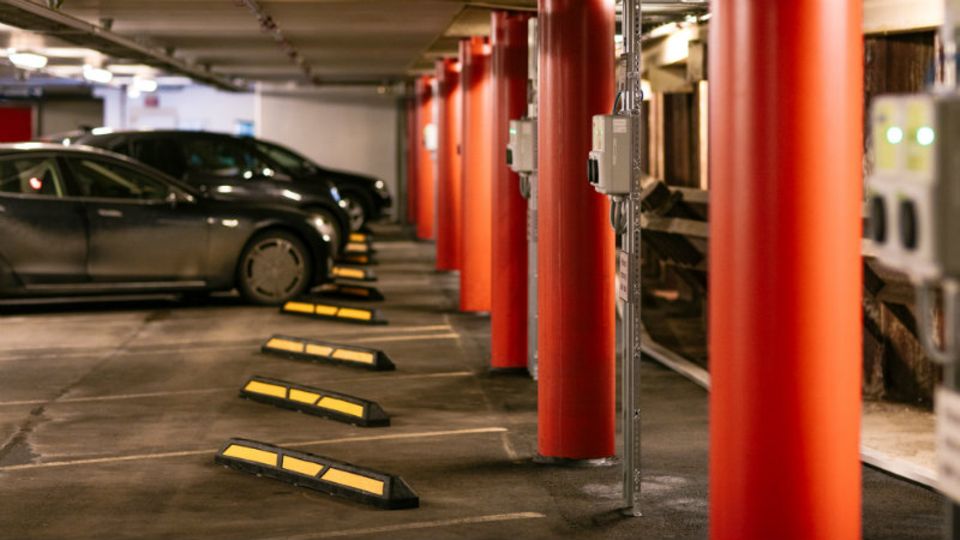 Das Osloer Büro- und Einkaufszentrum Vulkan bietet in seiner Tiefgarage 100 Parkplätze mit Ladevorrichtungen